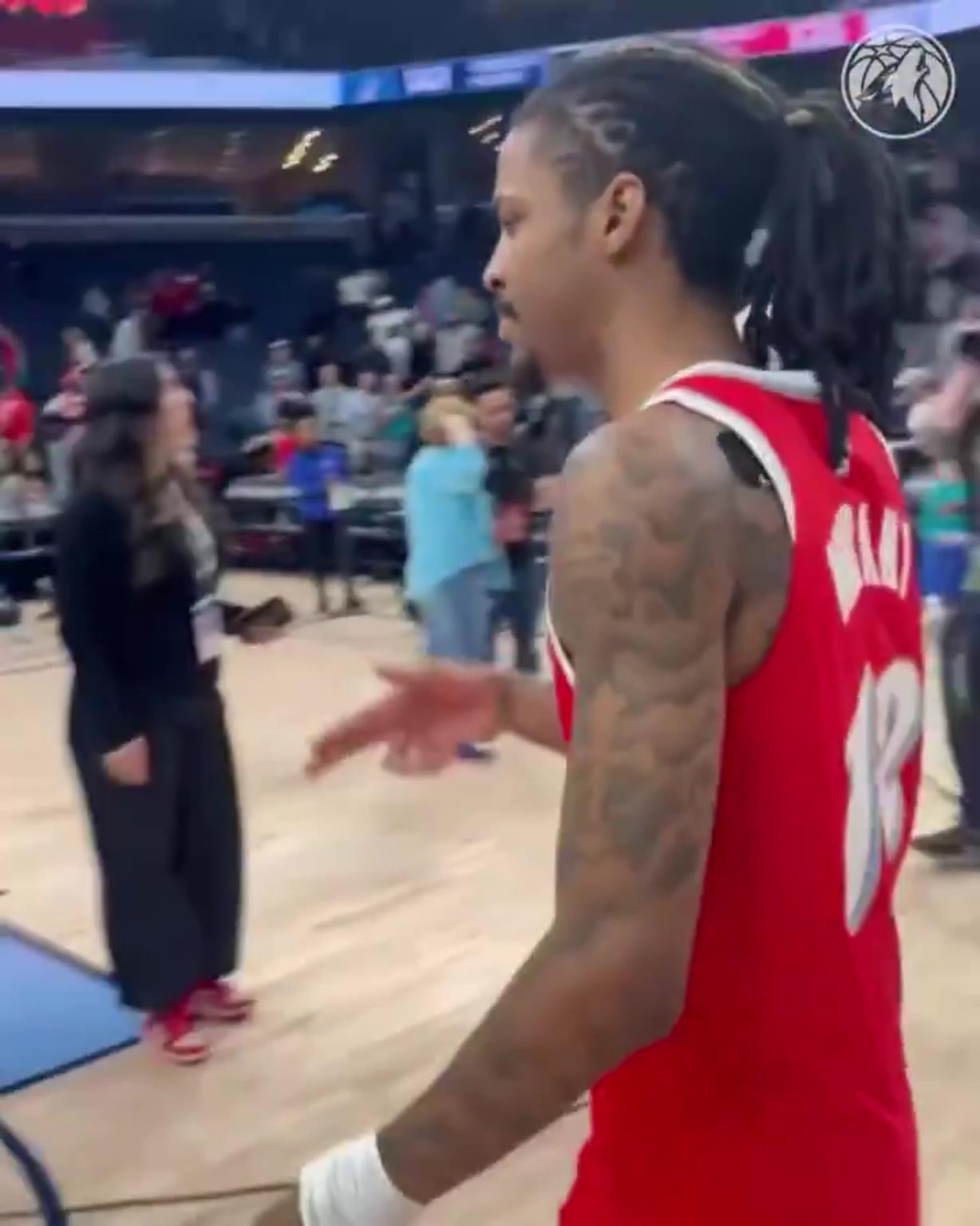 笑死！莫蘭特賽后與華子握手，竟然也是比出“手槍”的手勢(shì)