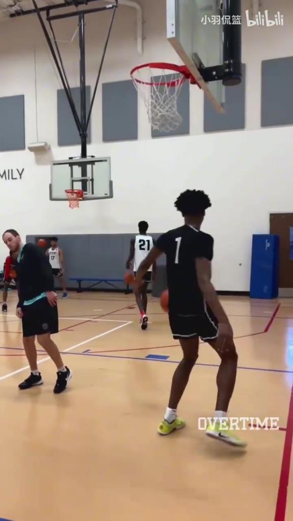 地表最強(qiáng)身體素質(zhì)？阿門扣籃簡直就像直升機(jī)起飛一樣！