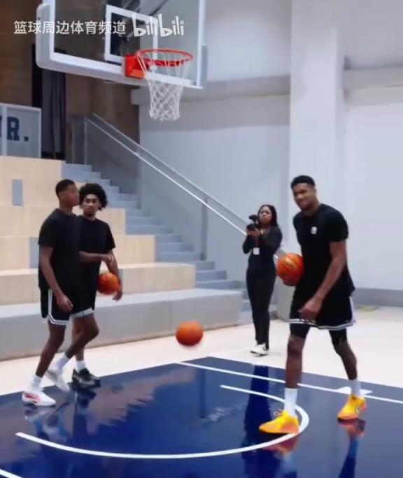 別人能學(xué)得來嗎？名場面：字母哥指導(dǎo)小球員籃下腳步！