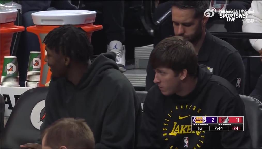 鎖定西部第三愜意得很！里夫斯輪休在板凳席上吃東西被抓拍到了