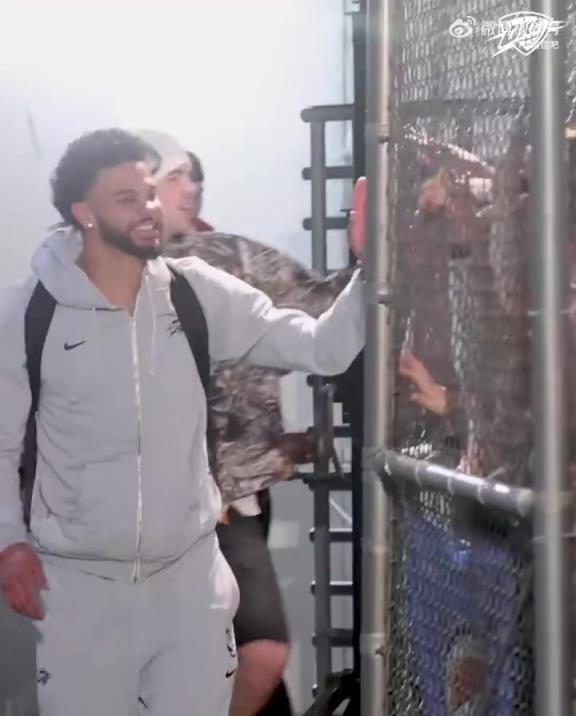 68勝歷史第五傲人戰(zhàn)績！雷霆全員回到OKC，當(dāng)?shù)厍蛎詿崆榻訖C(jī)