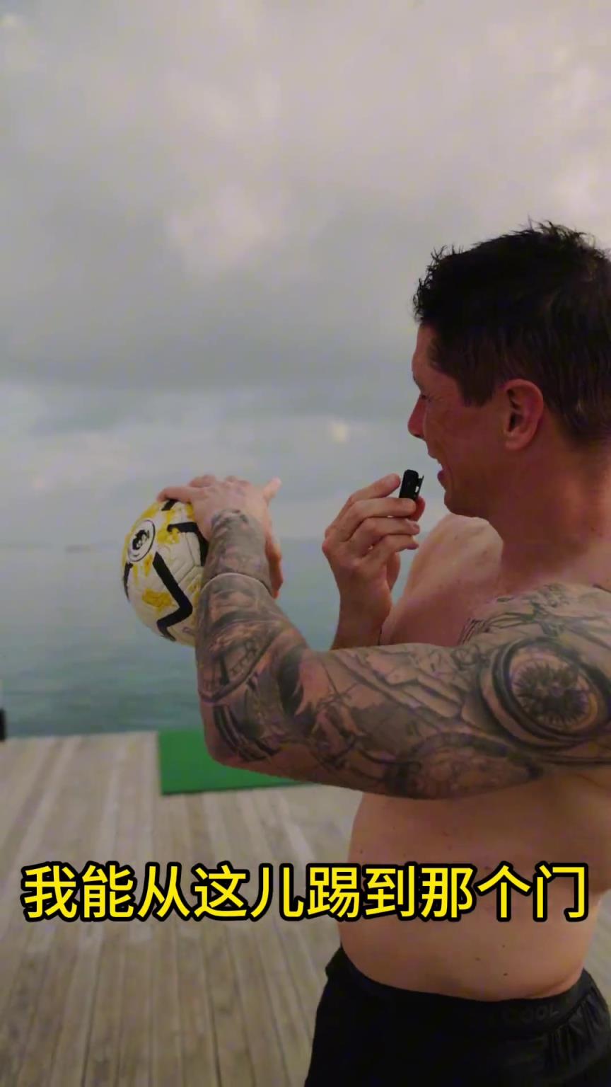 當(dāng)年多少人的偶像！托雷斯挑戰(zhàn)赤腳進(jìn)球