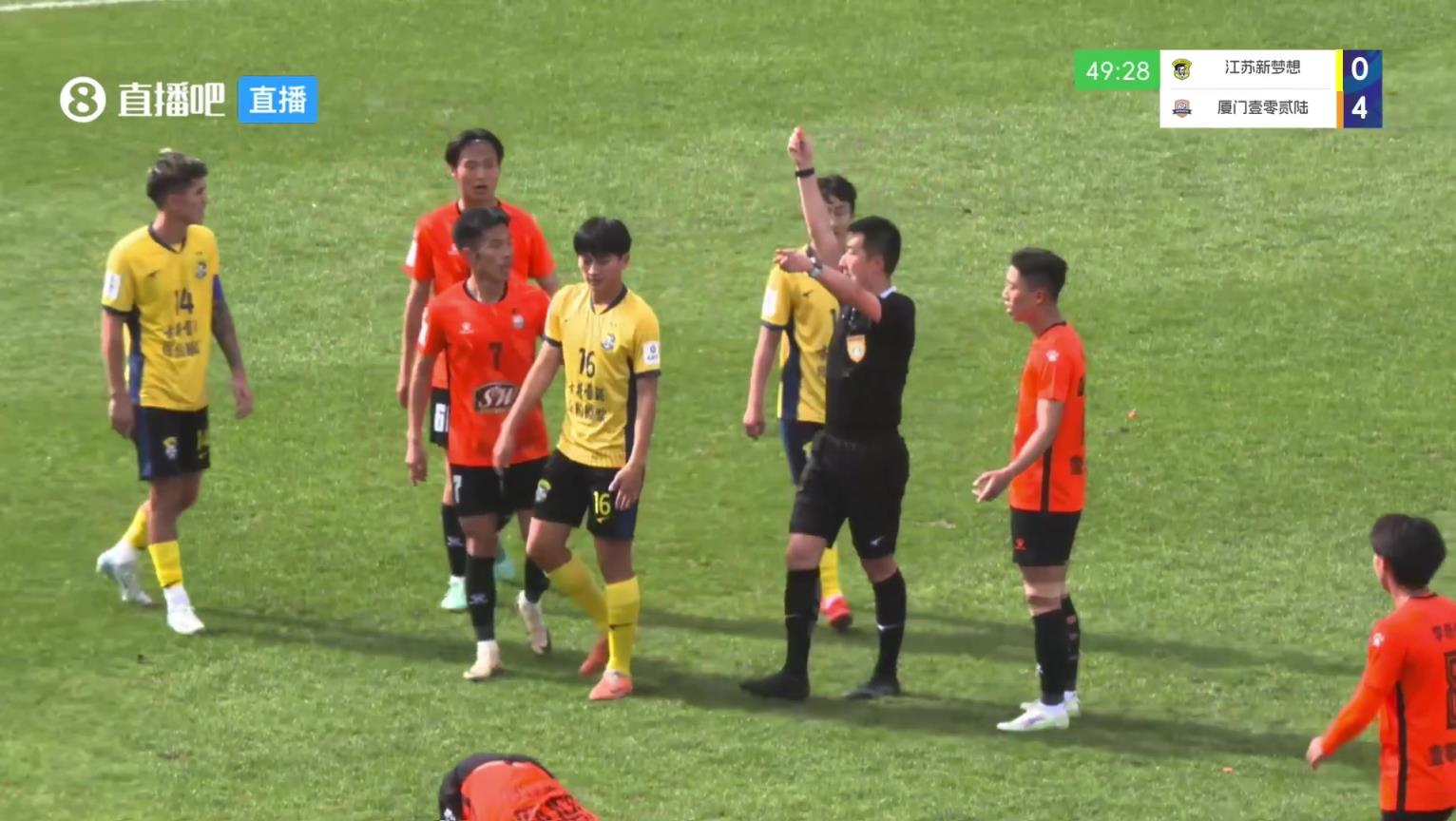 比姆巴佩抬的還高，中冠球員亮鞋釘兇狠蹬踏被裁判直紅驅(qū)逐