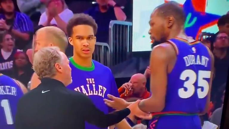 下課導(dǎo)火索？主帥布登此前抓住KD手臂要說什么，被一把甩開！