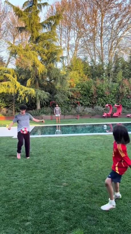 馬塞洛和兒子隔水相傳！大兒子腳法有點(diǎn)東西的！