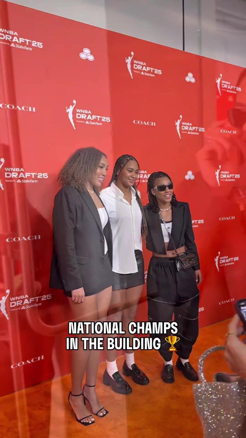 吧友們有喜歡的嗎？WNBA選秀大會(huì)上，到處都有靚麗的風(fēng)景線