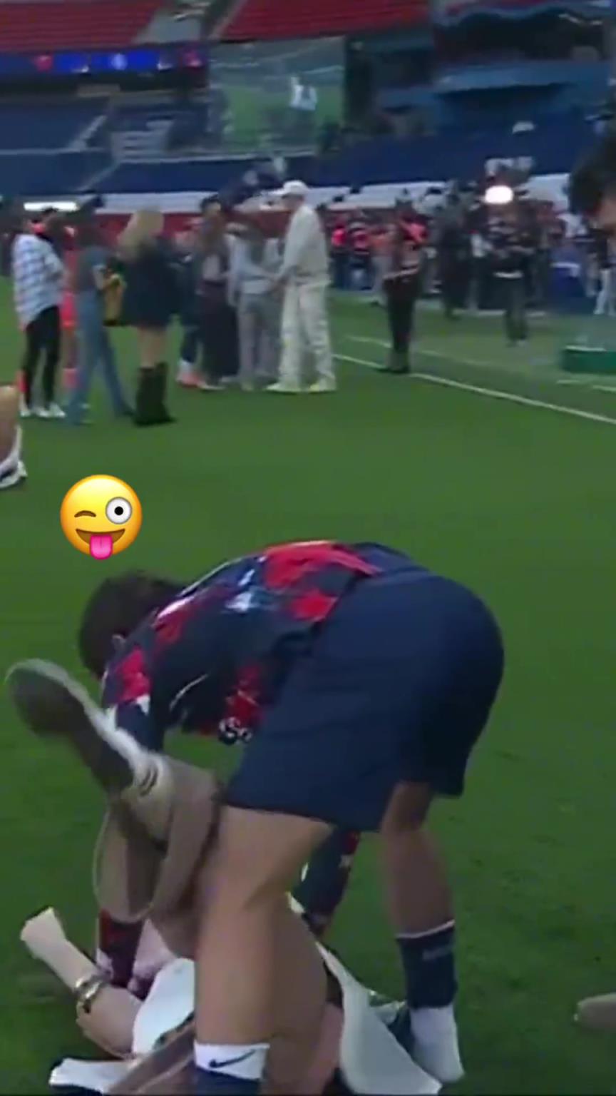 玩這么花！？?jī)?nèi)維斯在家人面前把自己女友按倒在地