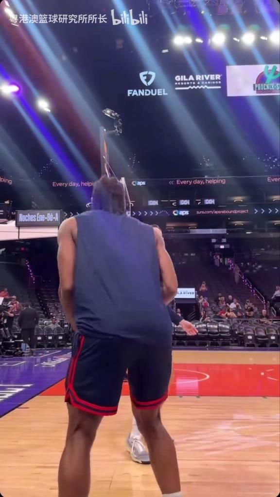 機器人級別的靜態(tài)身體！近距離看小卡的賽前熱身！